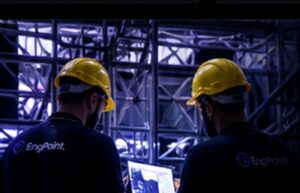 Equipe técnica da EngPoint em estrutura de evento